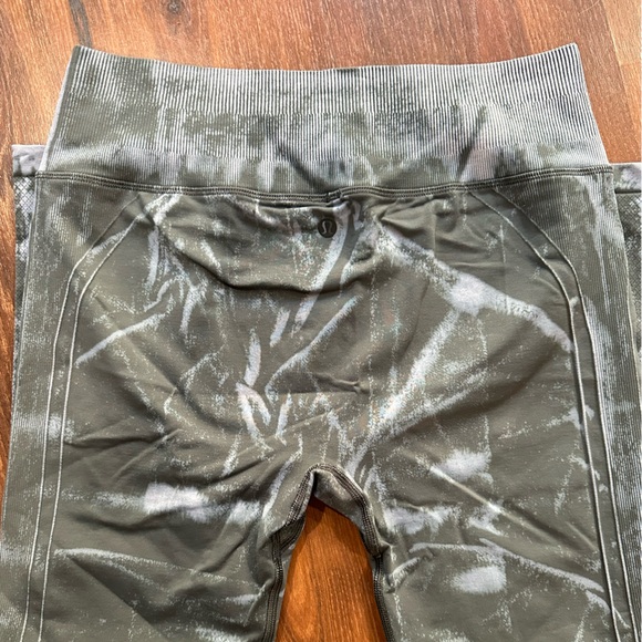 Lululemon Ebb To Street Tight *Wash Stone Wash
Graphite Grey Leggings size 12 - Picture 5 of 15